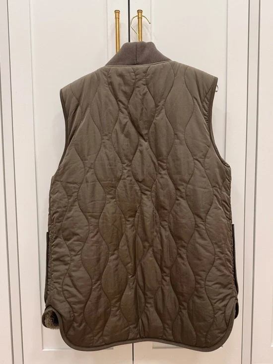 Varley Covey Sherpa Reversible Quilt Gilet in Brown - Picture 5 of 10
